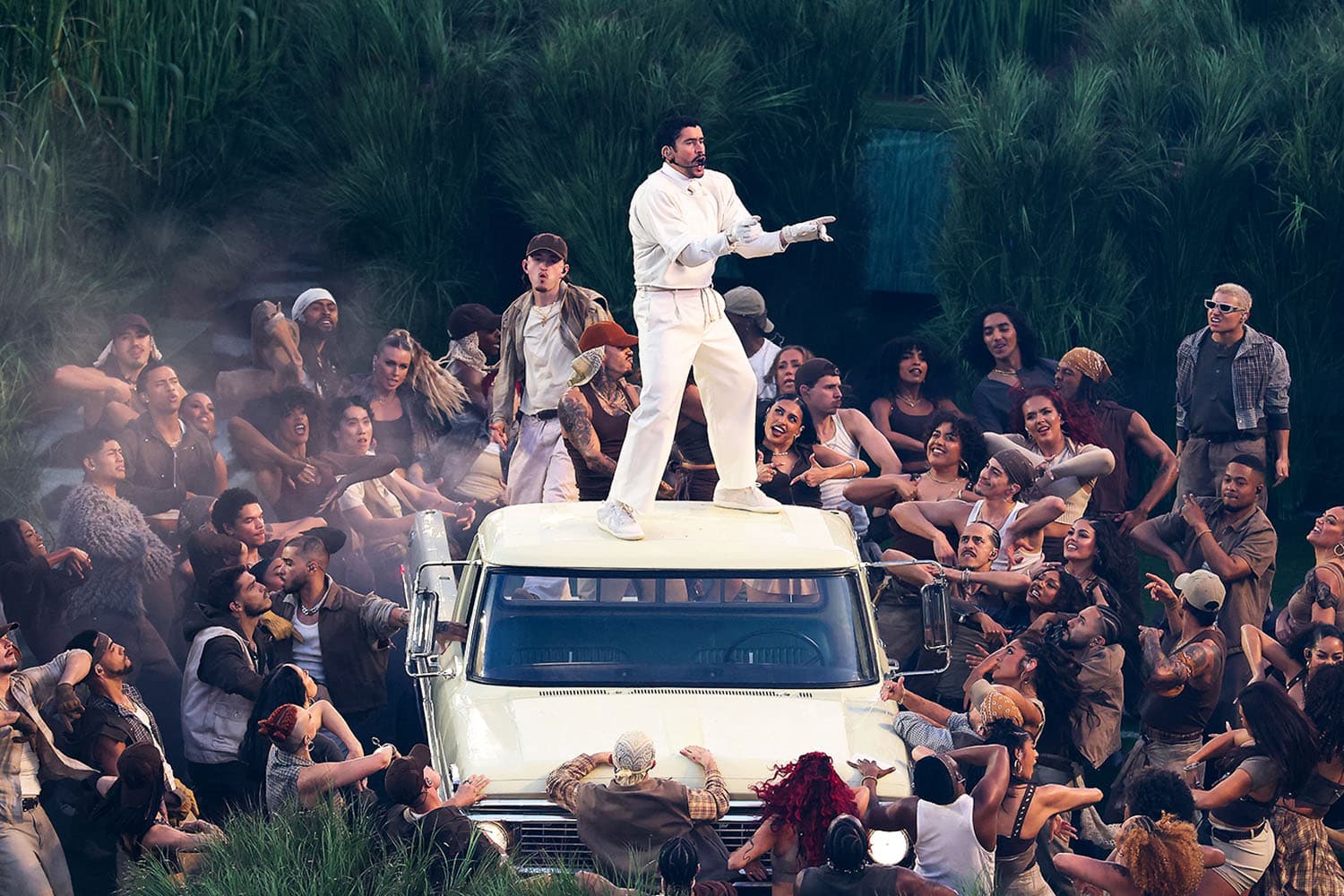 ผู้กำกับโชว์ Half Time: Super Bowl เล่าถึงฉากผาดโผนทั้งหมดของ Bad Bunny เขาปฏิเสธใส่สายเซฟตี้