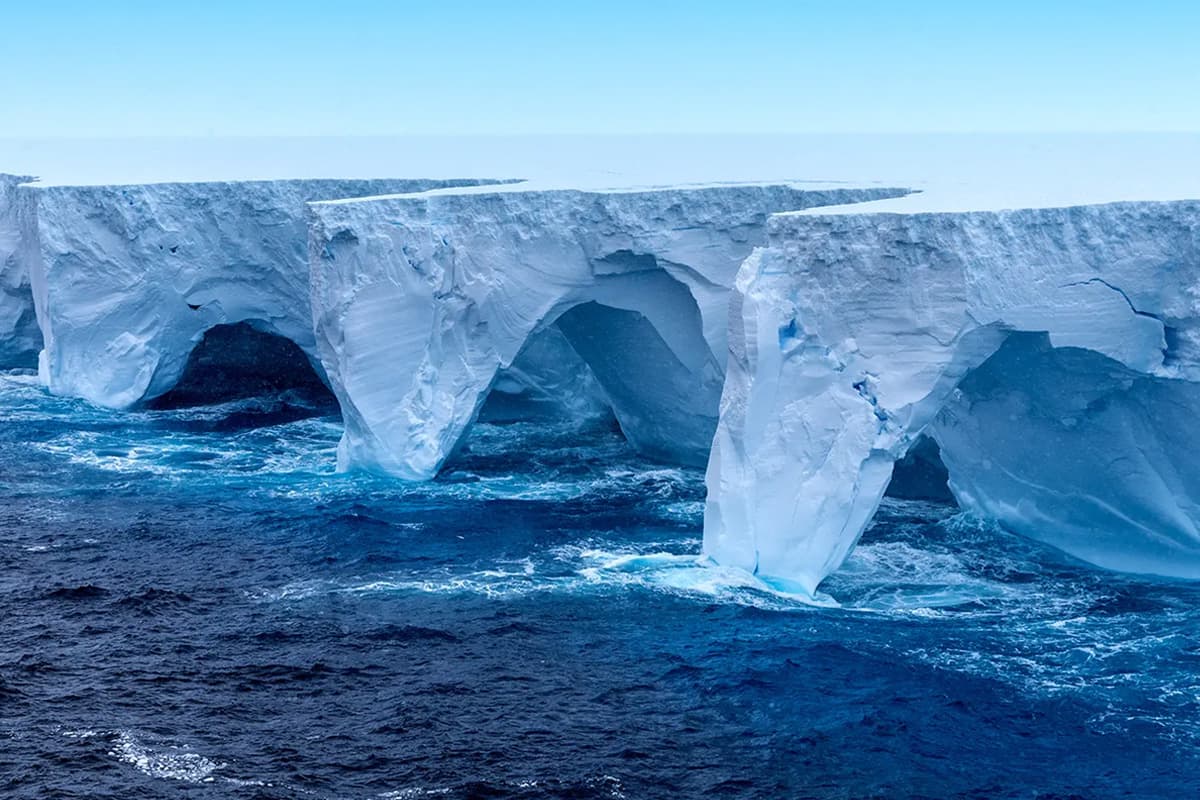 ภาพนี้เป็นภาพที่เผยแพร่โดย EYOS Expeditions เมื่อวันที่ 19 มกราคม 2024 แสดงภาพมุมสูงของภูเขาน้ำแข็ง A23a ในน่านน้ำมหาสมุทรใต้ นอกชายฝั่งแอนตาร์กติกา เมื่อวันที่ 14 มกราคม 2024 / เอเอฟพี