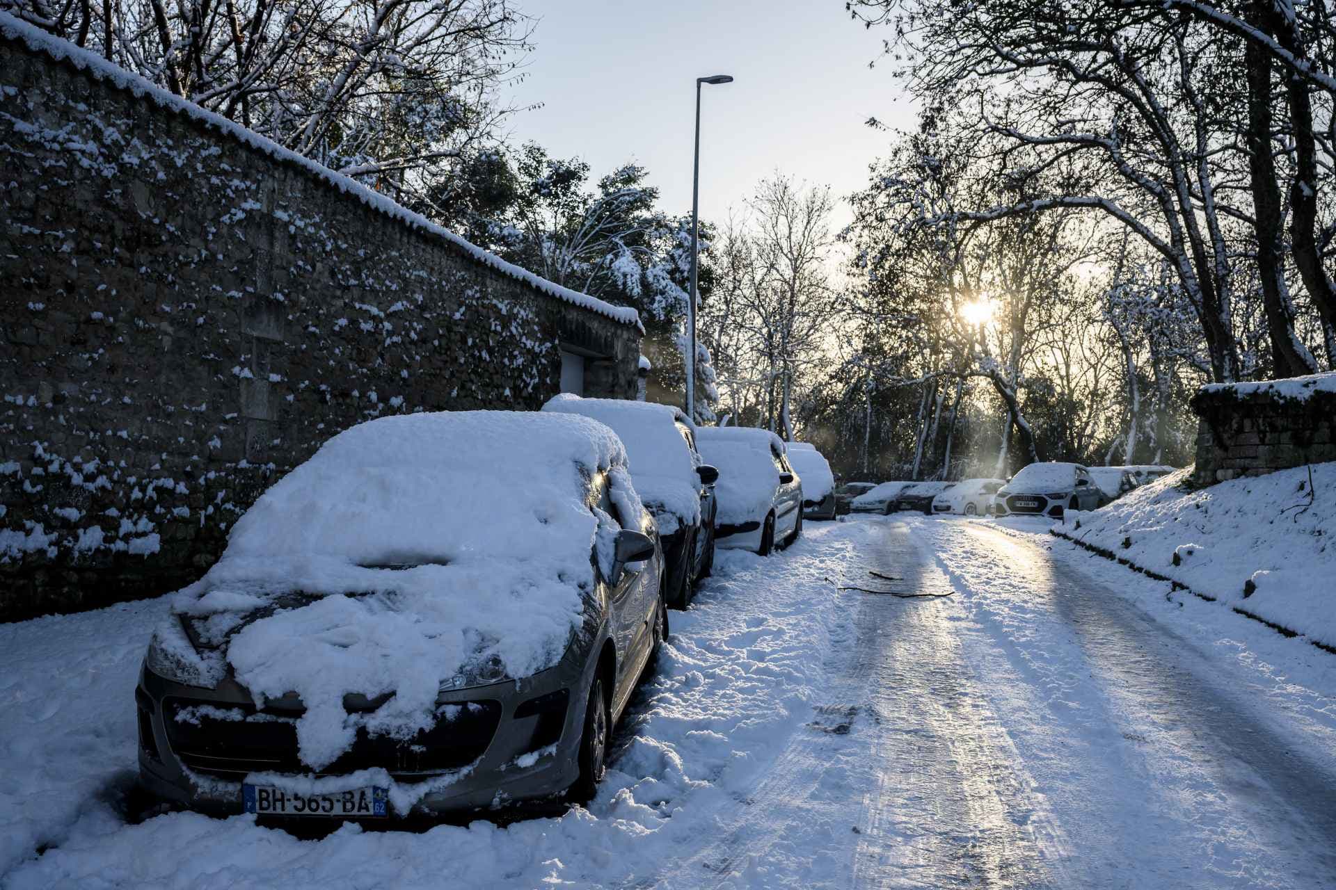รถยนต์ที่ปกคลุมไปด้วยหิมะจอดอยู่ตามถนนที่ปกคลุมด้วยน้ำแข็งในเมืองลาโรเชลล์ ทางตะวันตกของฝรั่งเศส เมื่อวันที่ 6 มกราคม 2026 หลังจากหิมะตกหนักผิดปกติปกคลุมเมืองชายฝั่งมหาสมุทรแอตแลนติกแห่งนี้ / AFP