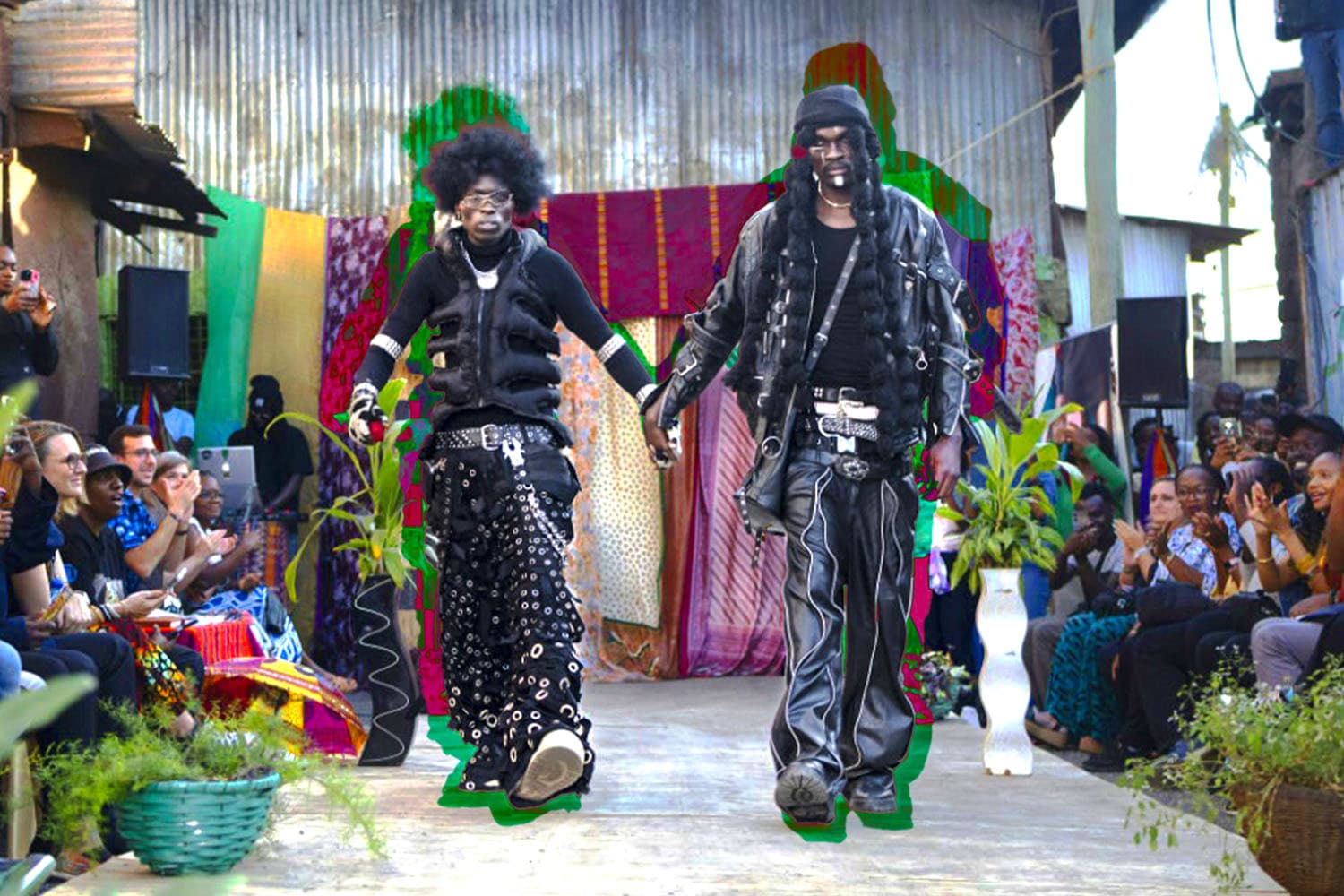 นักออกแบบเคนยาแปลงเสื้อผ้าเก่าเป็นแฟชั่นโชว์งานศิลป์บนรันเวย์