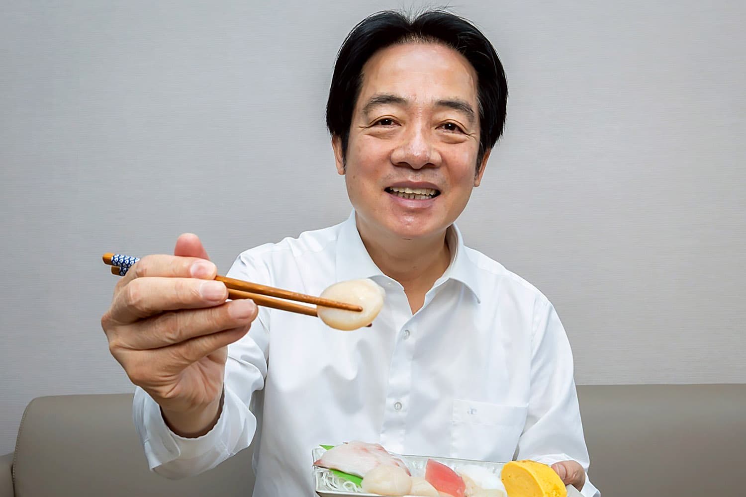 ผู้นำไต้หวันโชว์กินซูชิหนุนญี่ปุนหลังจีนระงับนำเข้าอาหารทะเล