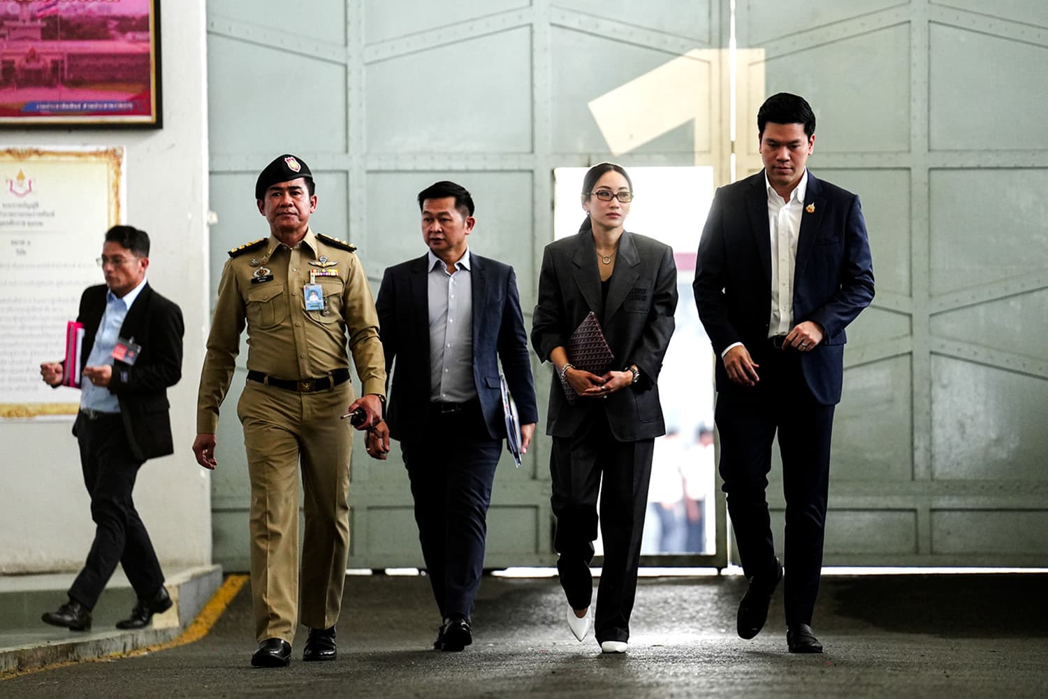 ตอนนี้ห่วงสุขภาพคุณพ่ออย่างเดียว! ‘เอม พินทองทา’ ตอบสื่อสั้นๆ หลังเยี่ยมทักษิณ