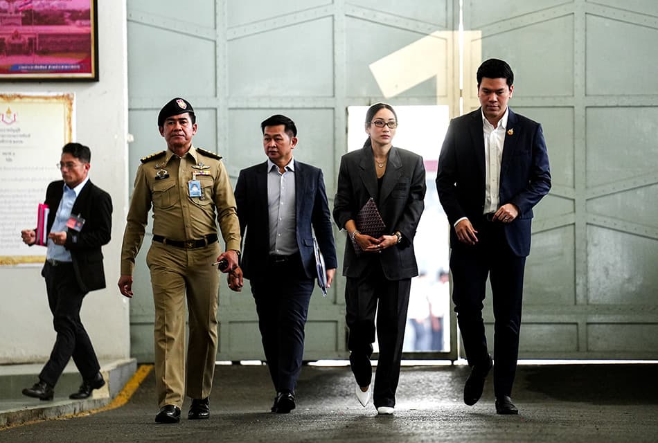 ตอนนี้ห่วงสุขภาพคุณพ่ออย่างเดียว! ‘เอม พินทองทา’ ตอบสื่อสั้นๆ หลังเยี่ยมทักษิณ