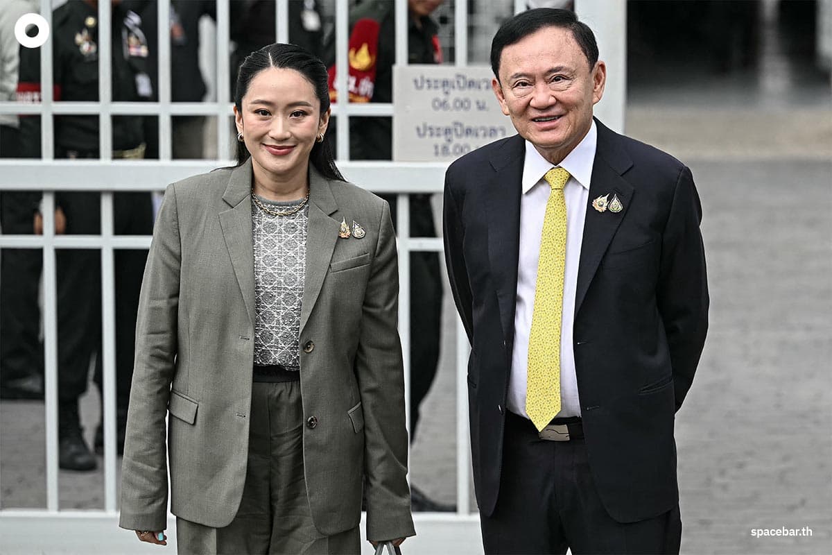 อดีตนายกฯ ทักษิณ ชินวัตร และแพทองธาร ชินวัตร เดินทางไปศาลฎีกาในกรุงเทพฯ เมื่อวันที่ 9 กันยายน 2025 Photo by LILLIAN SUWANRUMPHA / AFP