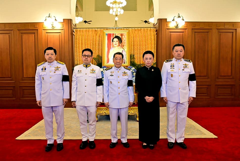 ธนินท์ นำคณะผู้บริหารซีพี ถวายน้ำสรงพระบรมศพพระพันปีหลวง