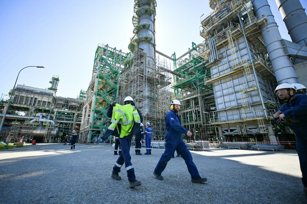 โรงกลั่น TotalEnergies ในฝรั่งเศสเดินเครื่องเต็มกำลังรับมือสงครามตะวันออกกลาง