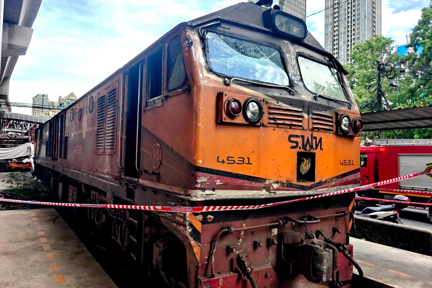คมนาคมแสดงความเสียใจ เหตุรถไฟชน ปอ. รฟท.ชี้กระทบเดินรถ 6 ขบวน
