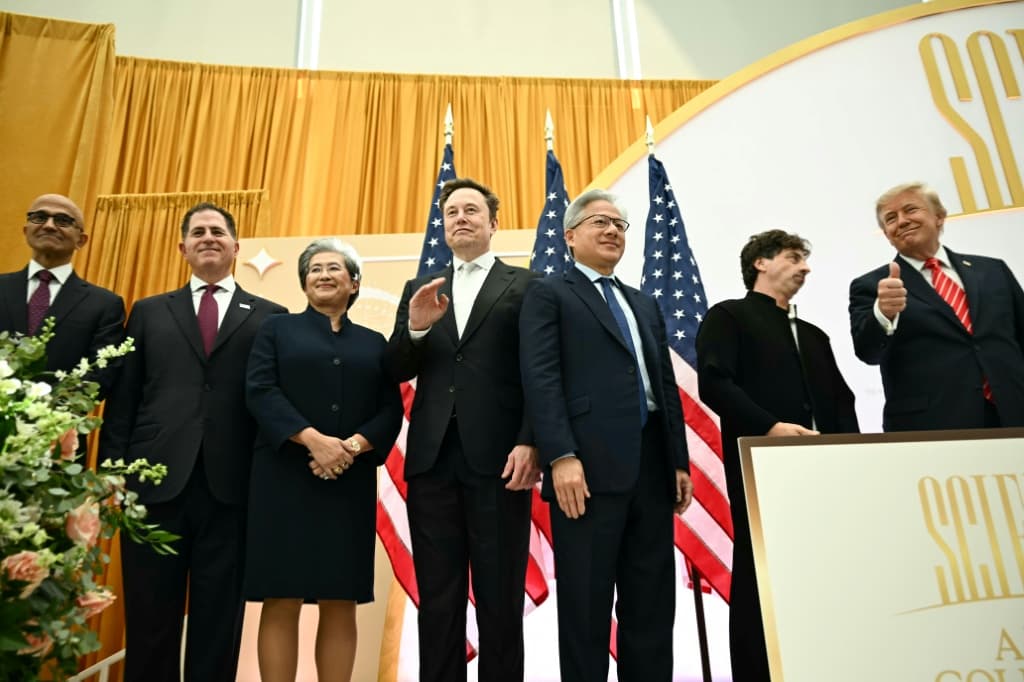 (จากซ้าย) Satya Nadella ซีอีโอของ Microsoft, Michael Dell ซีอีโอของ Dell Technologies, Lisa Su ซีอีโอของ AMD, Elon Musk ซีอีโอของ SpaceX, Jensen Huang ซีอีโอของ Nvidia, Sergei Brin ผู้ร่วมก่อตั้ง Google และประธานาธิบดีสหรัฐฯ Donald Trump ปรากฏตัวบนเวที