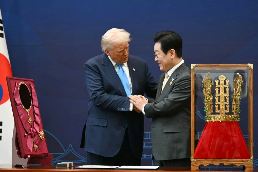 ทรัมป์รับมงกุฎทองคำจำลองจากเกาหลีใต้ สัญลักษณ์ราชวงศ์ชิลลา