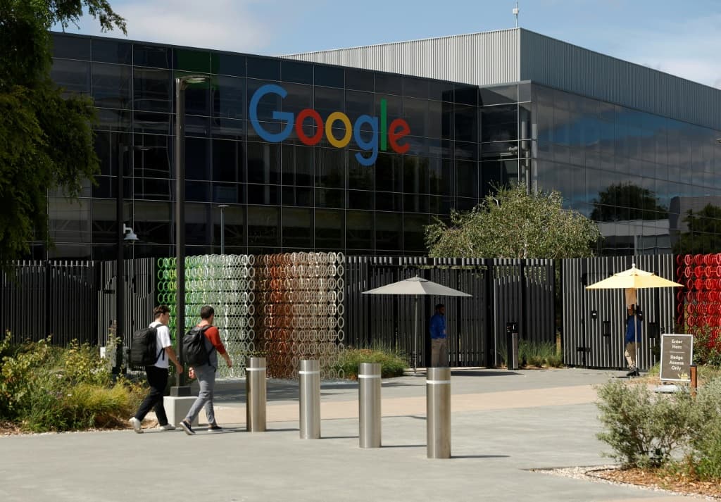 Google และบริษัทยักษ์ใหญ่อื่นๆ ในซิลิคอนวัลเลย์ยังพึ่งพาแรงงานต่างชาติที่มีทักษะซึ่งถือวีซ่า H-1B สำหรับเข้าสหรัฐอเมริกาเป็นจำนวนมาก