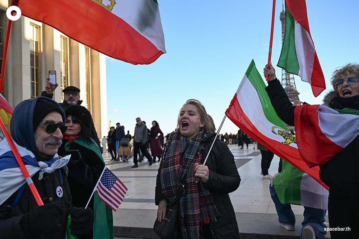ประชาชนหลายร้อยคนรวมตัวกันเมื่อวันที่ 4 มกราคม 2026 ในกรุงปารีส เพื่อสนับสนุนการประท้วงในอิหร่าน Photo by BLANCA CRUZ / AFP