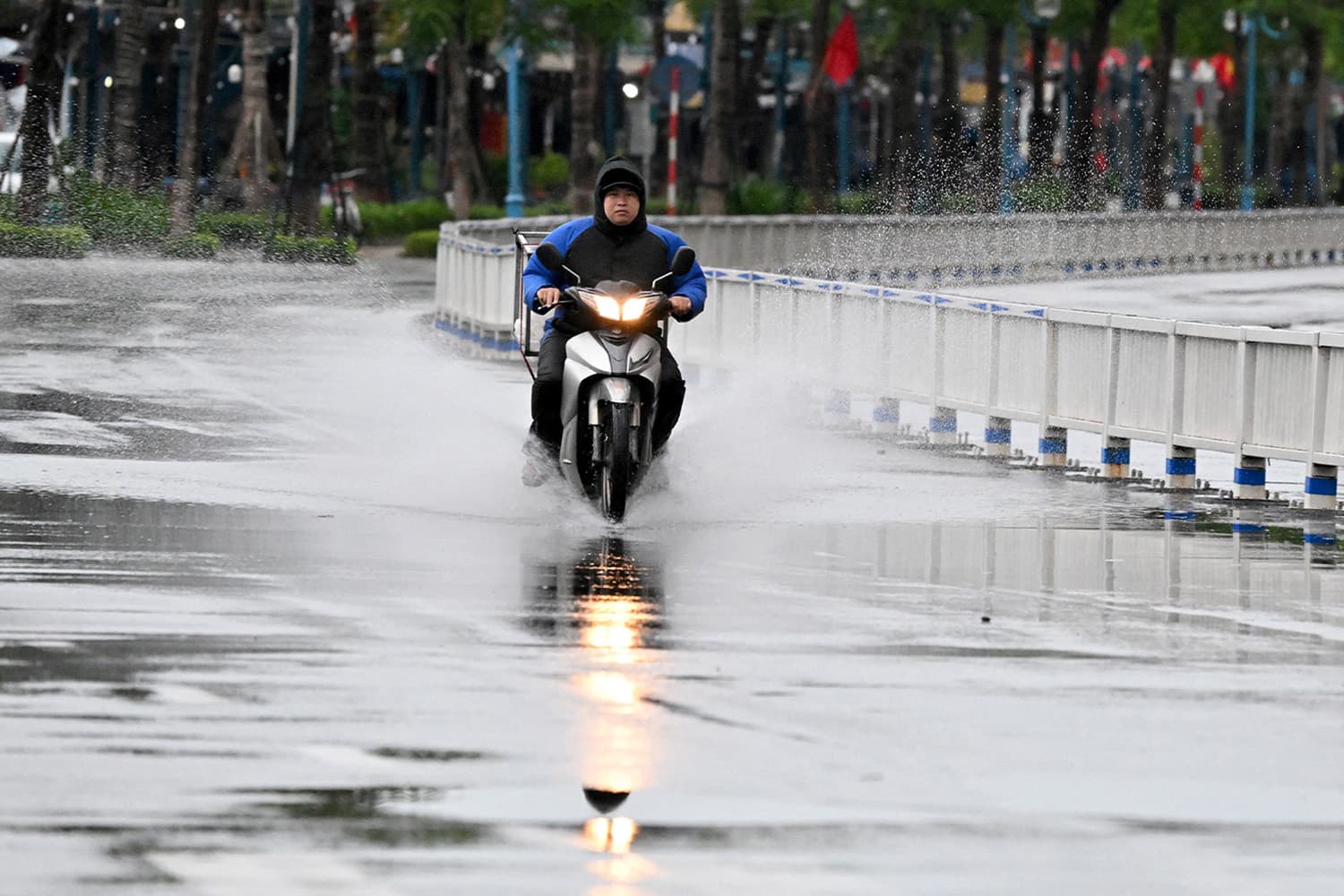 เวียดนามเตรียมรับมือ ‘ไต้ฝุ่นบัวลอย’ เคลื่อนตัวทวีความรุนแรงเร็ว คาดฝนตกหนักหลายพื้นที่