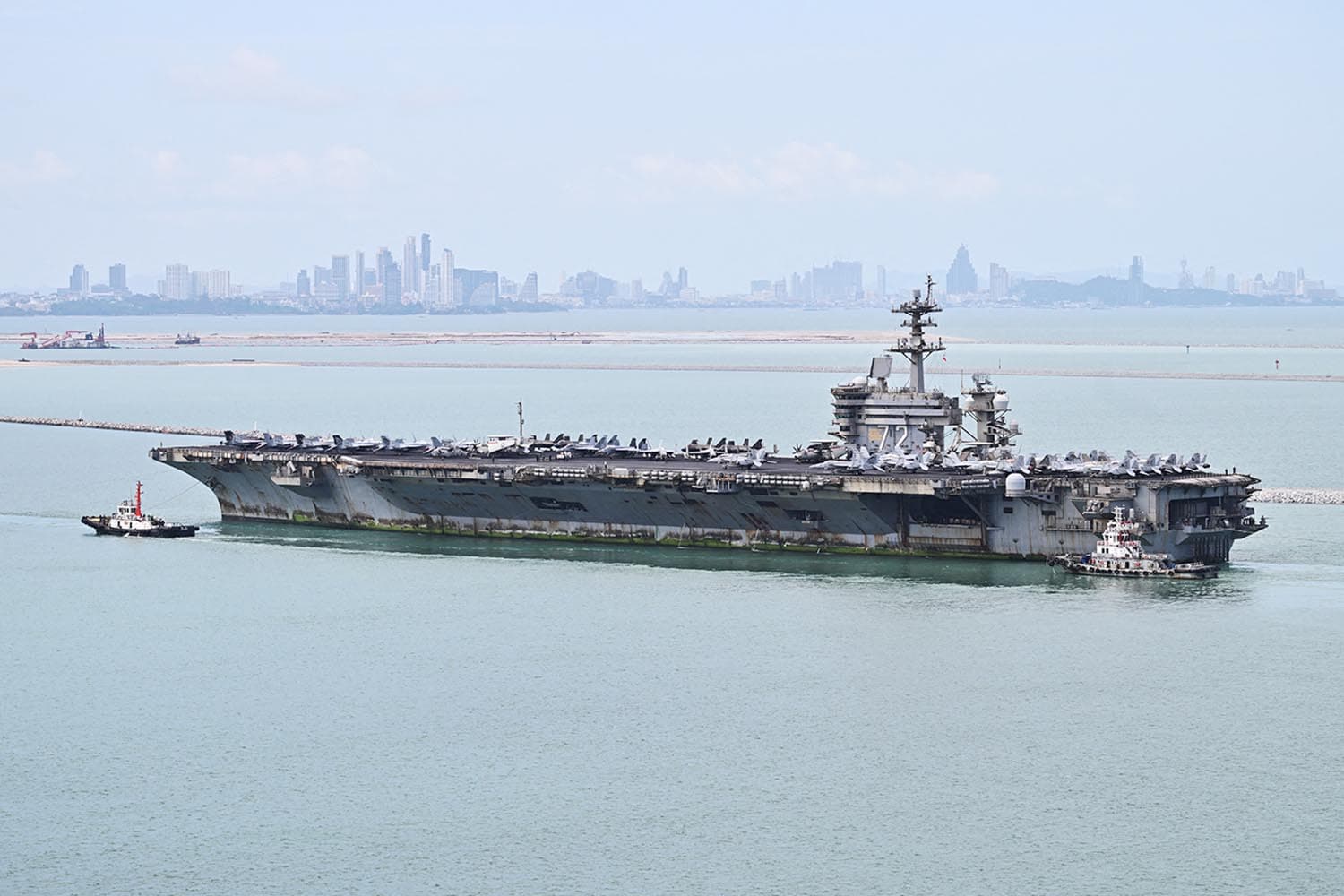 สื่อต่างประเทศเกาะติดข่าวเรือบรรทุกเครื่องบินของสหรัฐฯ เทียบท่าแหลมฉบังแล้ว