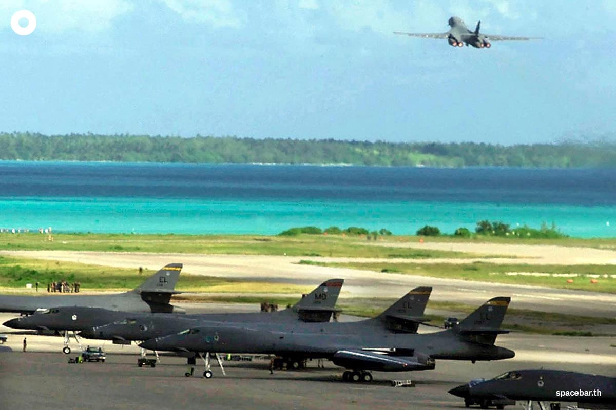 เครื่องบินทิ้งระเบิด B-1B ของกองทัพอากาศสหรัฐฯ บินขึ้นจากฐานทัพดิเอโก การ์เซีย เพื่อปฏิบัติภารกิจโจมตีอัฟกานิสถาน เมื่อวันที่ 7 ตุลาคม 2001 Photo by USAF / DOD / AFP