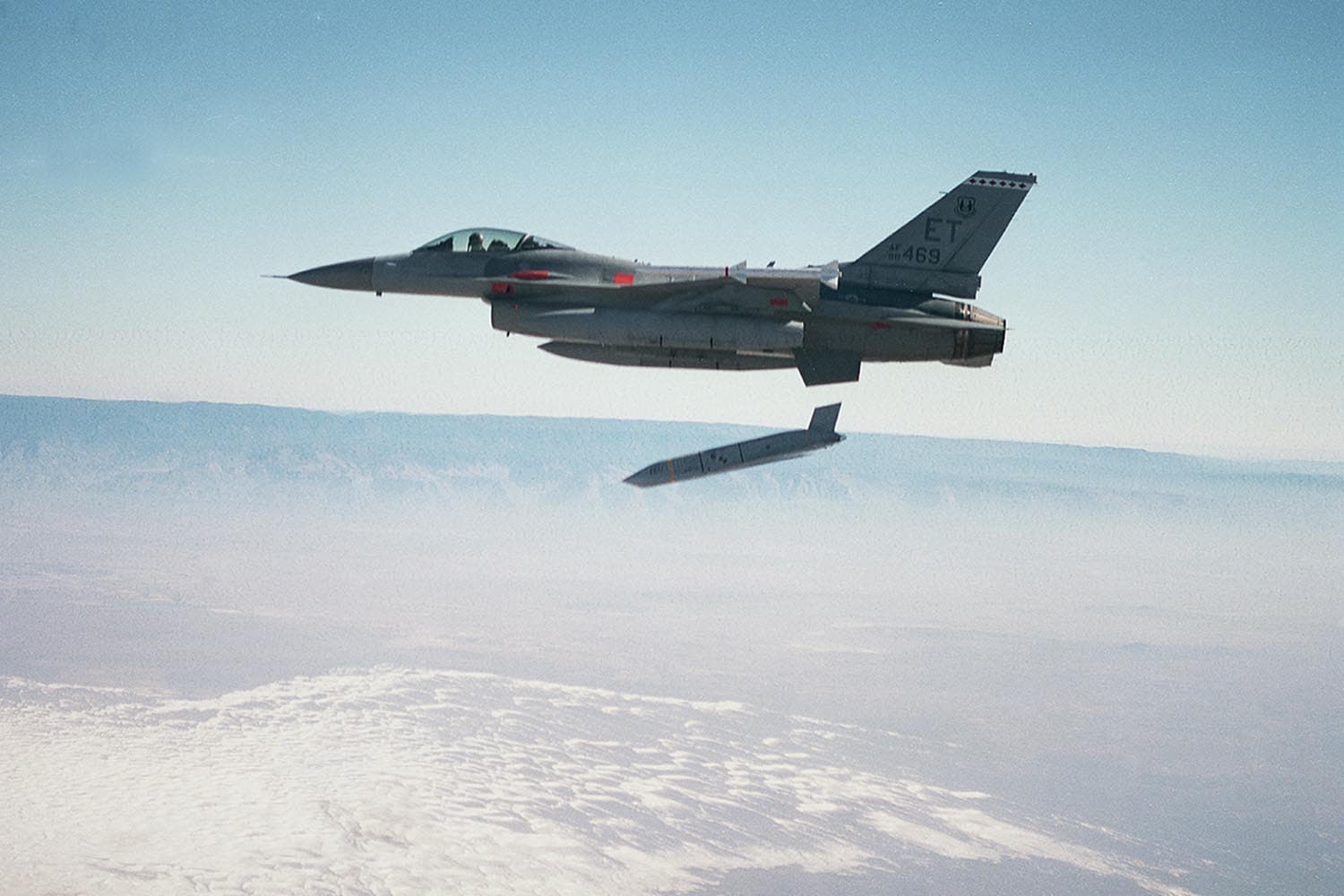 สหรัฐฯ ระดมย้ายขีปนาวุธพิสัยไกลล่องหนเกือบทั้งคลังไปใช้ในสงครามอิหร่าน