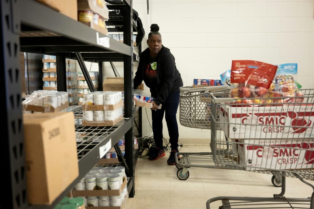 เจ้าหน้าที่จาก No Limits Outreach Ministriesมาถึงแต่เช้าเพื่อขนผลไม้สดและอาหารไปยังจุดแจกจ่าย