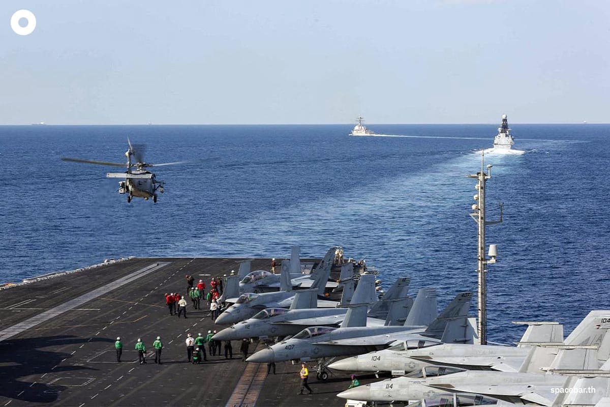 เรือบรรทุกเครื่องบิน USS Abraham Lincoln แล่นผ่านช่องแคบฮอร์มุซ ขณะที่เฮลิคอปเตอร์ MH-60S Sea Hawk บินขึ้นจากดาดฟ้าเรือเมื่อวันที่ 19 พฤศจิกายน 2019 Photo by STEPHANIE CONTRERAS / US NAVY / AFP