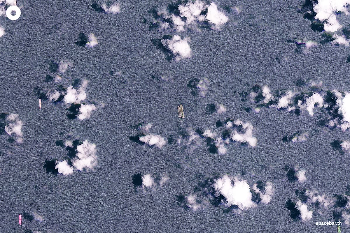 ภาพถ่ายดาวเทียมที่เผยแพร่โดย Planet Labs PBC แสดงให้เห็นเรือ 2 ลำกำลังขนถ่ายสินค้าในทะเล ห่างจากชายฝั่งตะวันออกเฉียงใต้ของคาบสมุทรมาเลย์ ใกล้กับสิงคโปร์ ประมาณ 70 กิโลเมตร เมื่อวันที่ 24 มีนาคม 2026 ลักษณะของเรือ (สี ขนาด และพิกัดทางภูมิศาสตร์) ตรงกับเรือบรรทุกน้ำมัน Silvia 1 ของอิหร่าน (ซ้าย) และเรือบรรทุกน้ำมัน Yug ของคอโมโรส (ขวา) ข้อมูลจากเครื่องติดตามที่วิเคราะห์โดย AFP ยืนยันว่าเรือทั้งสองลำอยู่ในบริเวณนั้นในวันนั้น Photo by HANDOUT / 2026 PLANET LABS PBC / AFP
