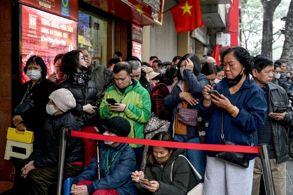 ความต้องการทองคำพุ่งสูงขึ้นพร้อมกับราคาในตลาด และผู้ซื้อที่กระตือรือร้นต่างต่อแถวทุกวันเพื่อโอกาสในการซื้อสิ่งที่พวกเขาหวังว่าจะเป็นสินทรัพย์ที่มีมูลค่าเพิ่มขึ้น