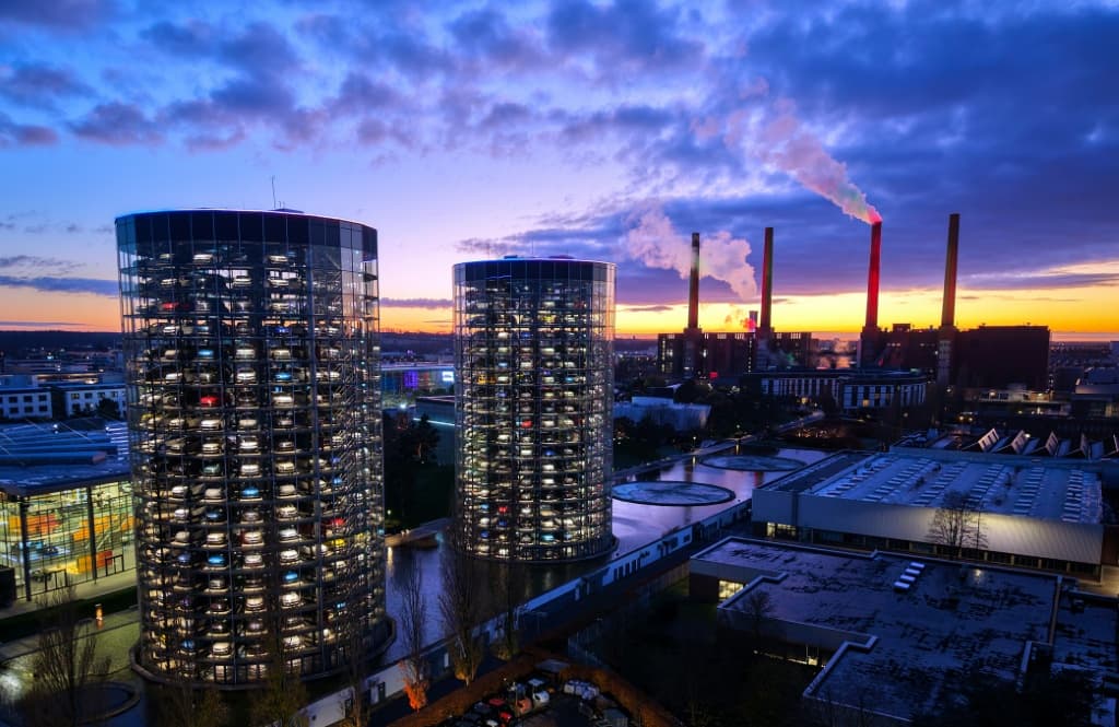 อาคารเก็บพลังงานและโรงไฟฟ้าพลังงานนิวเคลียร์ของบริษัทผลิตรถยนต์โฟล์คสวาเกน (VW) ประเทศเยอรมนี ตั้งอยู่ที่สำนักงานใหญ่ในเมืองโวล์ฟสบูร์ก ทางตอนกลางของประเทศเยอรมนี