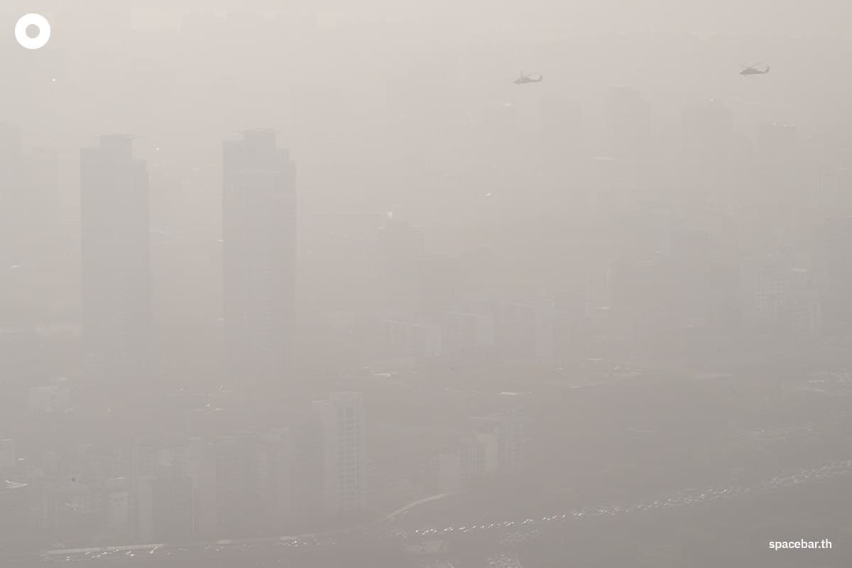 เฮลิคอปเตอร์บินเหนืออาคารที่ปกคลุมไปด้วยฝุ่นละอองในกรุงโซล เมื่อวันที่ 12 เมษายน 2023 (Photo by ANTHONY WALLACE / AFP)