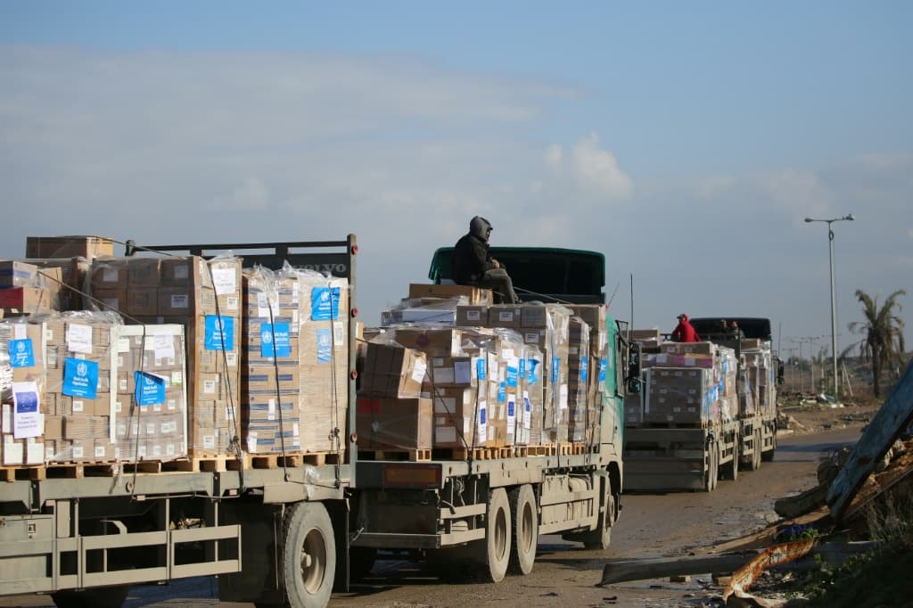 รถบรรทุกที่บรรทุกความช่วยเหลือจากองค์การอนามัยโลกเตรียมข้ามจุดตรวจในฉนวนกาซาตอนกลาง