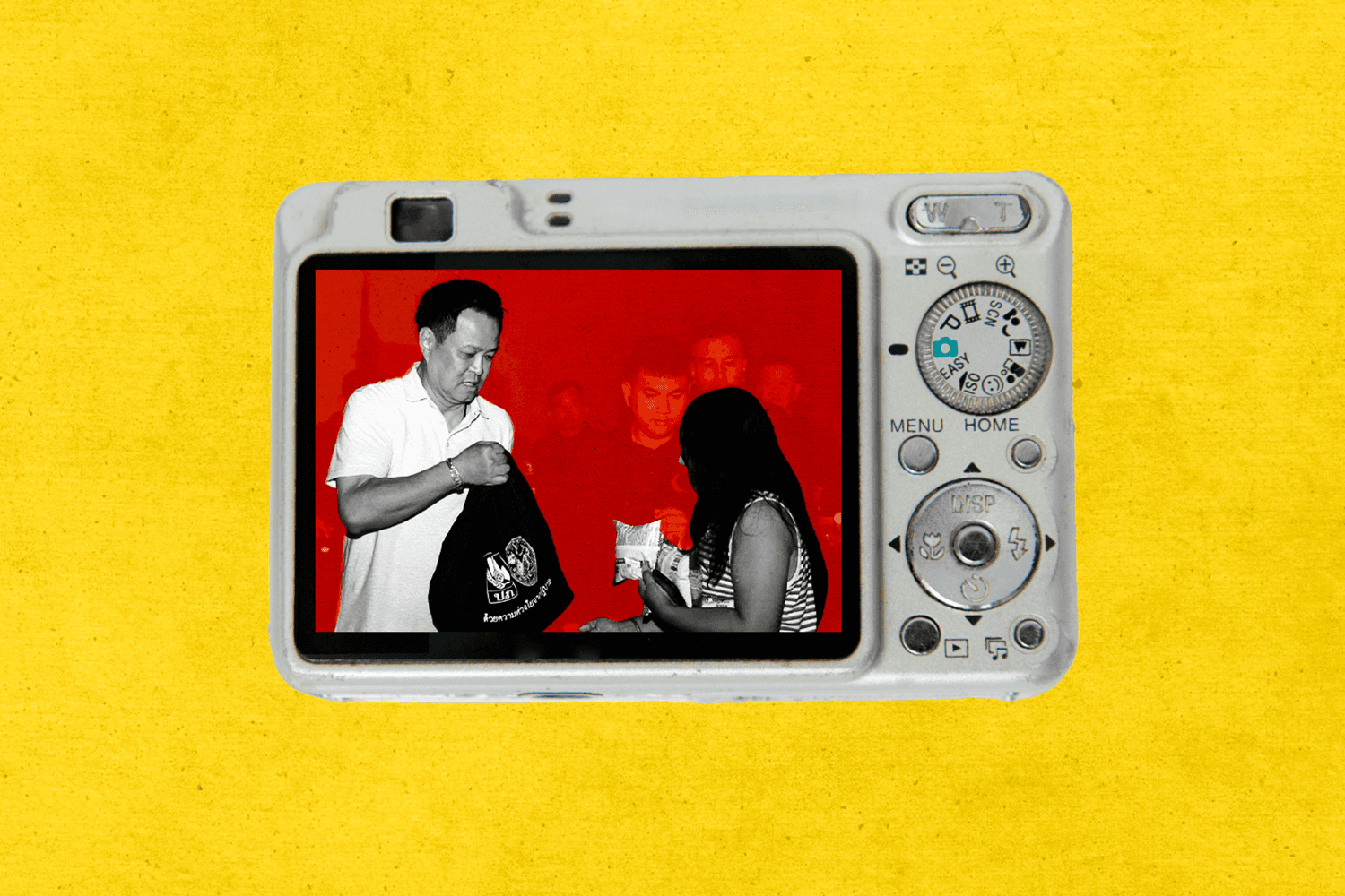 ทำไมแจกข้าวต้องถ่ายรูป? เมื่อการช่วยผู้ประสบภัยน้ำท่วมไม่ควรแลกด้วยภาพของผู้รับ