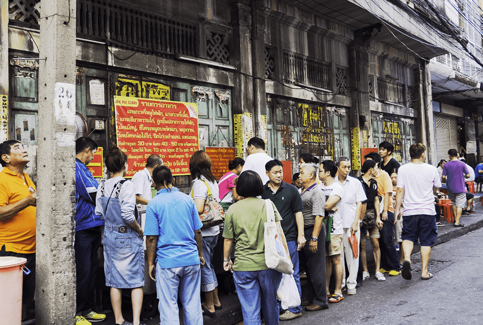 ทำไมคนยอมต่อคิวร้านอาหารไวรัล? เมื่อคิวยาวทำให้เรารู้สึกว่า ‘ต้องอร่อย’