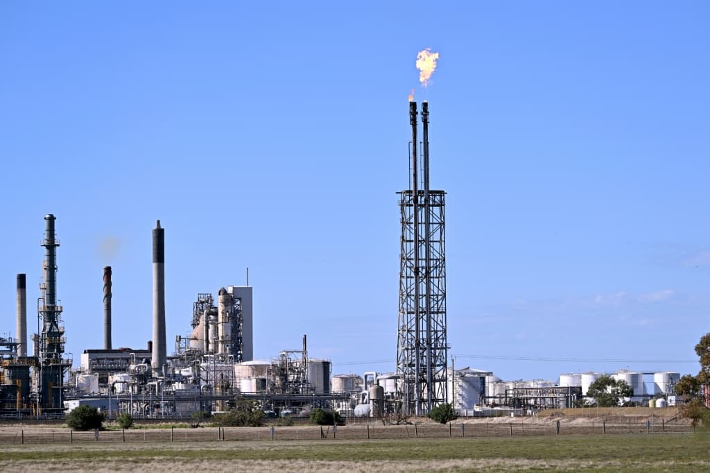 การประชุม COP28 ที่ดูไบ ในปี 2023 ประเทศต่างๆ กว่า 190 ประเทศตกลงที่จะเปลี่ยนไปใช้พลังงานหมุนเวียนแทนเชื้อเพลิงฟอสซิล แต่หลังจากนั้นมาความคืบหน้าในเรื่องนี้ก็เป็นไปอย่างเชื่องช้า