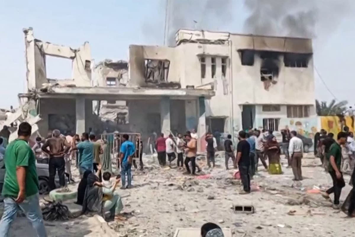 ภาพนี้ถูกดึงมาจากรายการโทรทัศน์ของรัฐบาลอิหร่านที่ออกอากาศเมื่อวันที่ 28 กุมภาพันธ์ 2026 แสดงให้เห็นสถานที่ที่เป็นจุดที่สหรัฐฯ และอิสราเอลโจมตีโรงเรียนประถมหญิงล้วนในเมืองมินาบ ทางตอนใต้ของอิหร่าน Photo by - / IRIB TV / AFP