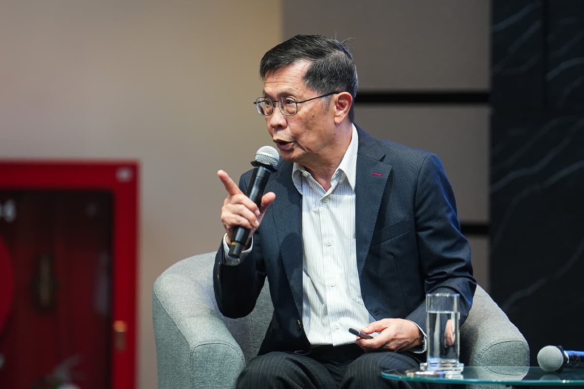 ดร.นิพนธ์ พัวพงศกร อดีตนายกสมาคมเศรษฐศาสตร์แห่งประเทศไทย