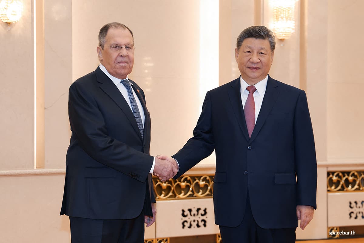 ภาพที่กระทรวงการต่างประเทศรัสเซียเผยแพร่เมื่อวันที่ 15 เมษายน 2026 เซอร์เกย์ ลาฟรอฟ (ซ้าย) รัฐมนตรีว่าการกระทรวงการต่างประเทศรัสเซีย จับมือกับประธานาธิบดี สีจิ้นผิง ของจีนในกรุงปักกิ่ง Photo by HANDOUT / RUSSIAN FOREIGN MINISTRY / AFP