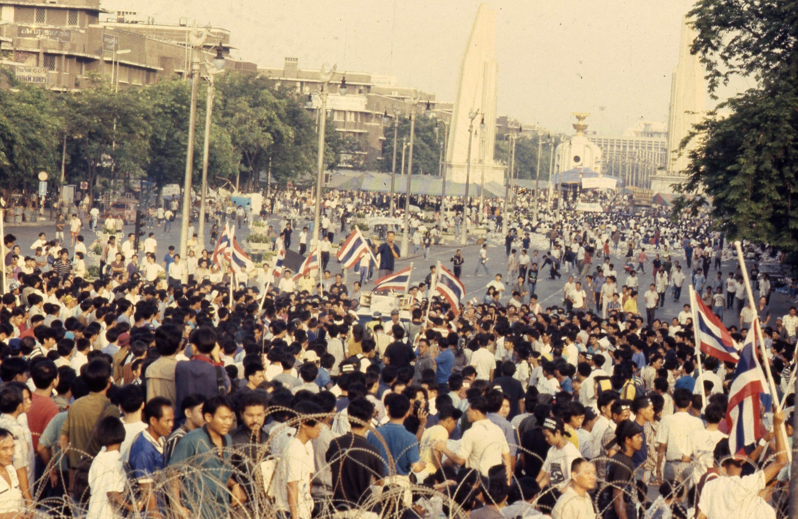 พฤษภาทมิฬ 2535 ประชาชนออกมาต่อต้านเผด็จการเรียกร้องประชาธิปไตย