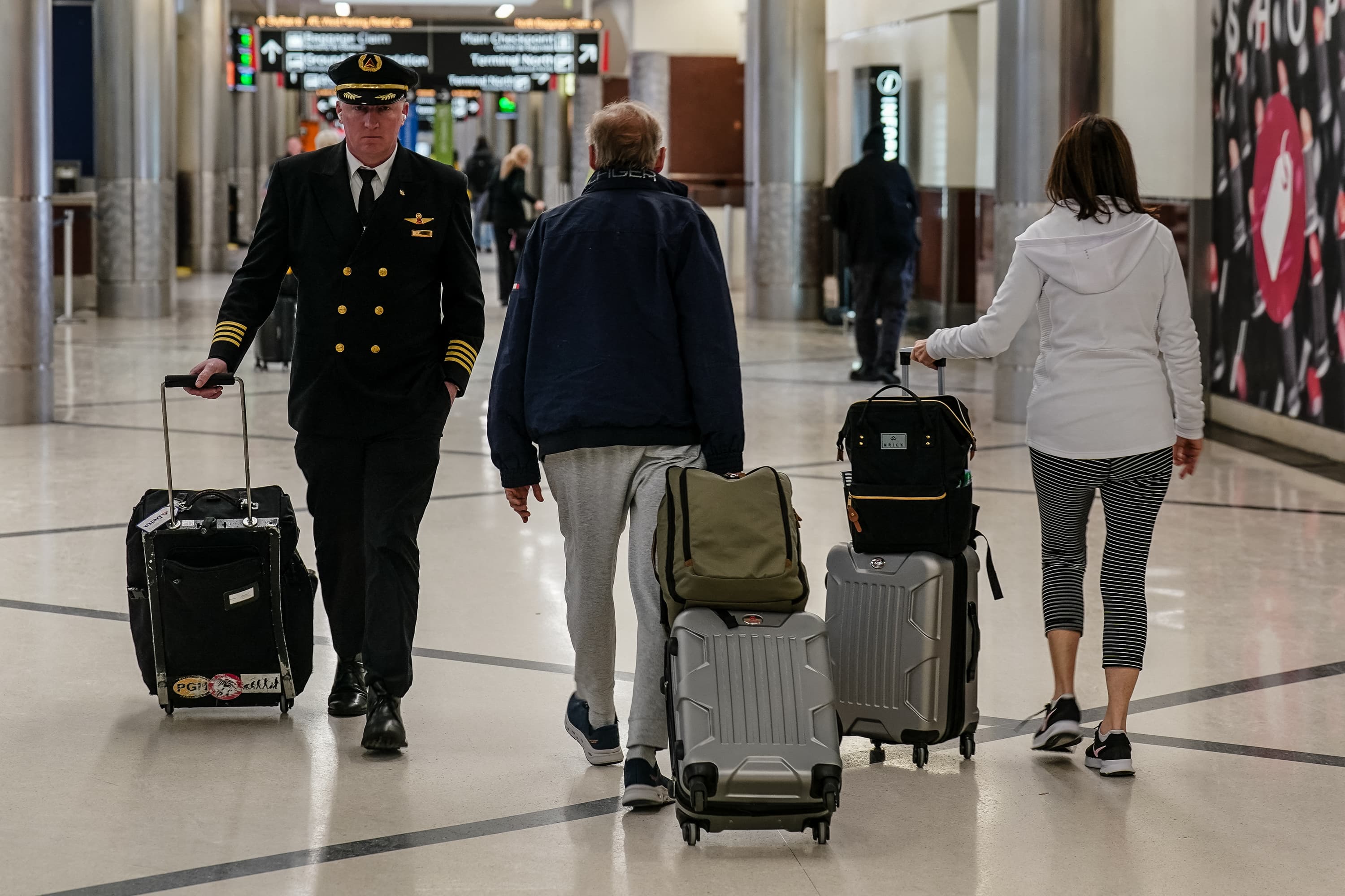 ผู้โดยสารและนักบินที่สนามบินนานาชาติฮาร์ทส์ฟิลด์-แจ็กสัน แอตแลนตา เมื่อวันที่ 25 มกราคม 2026 ในเมืองแอตแลนตา รัฐจอร์เจีย (Photo by Elijah Nouvelage / GETTY IMAGES NORTH AMERICA / Getty Images via AFP)