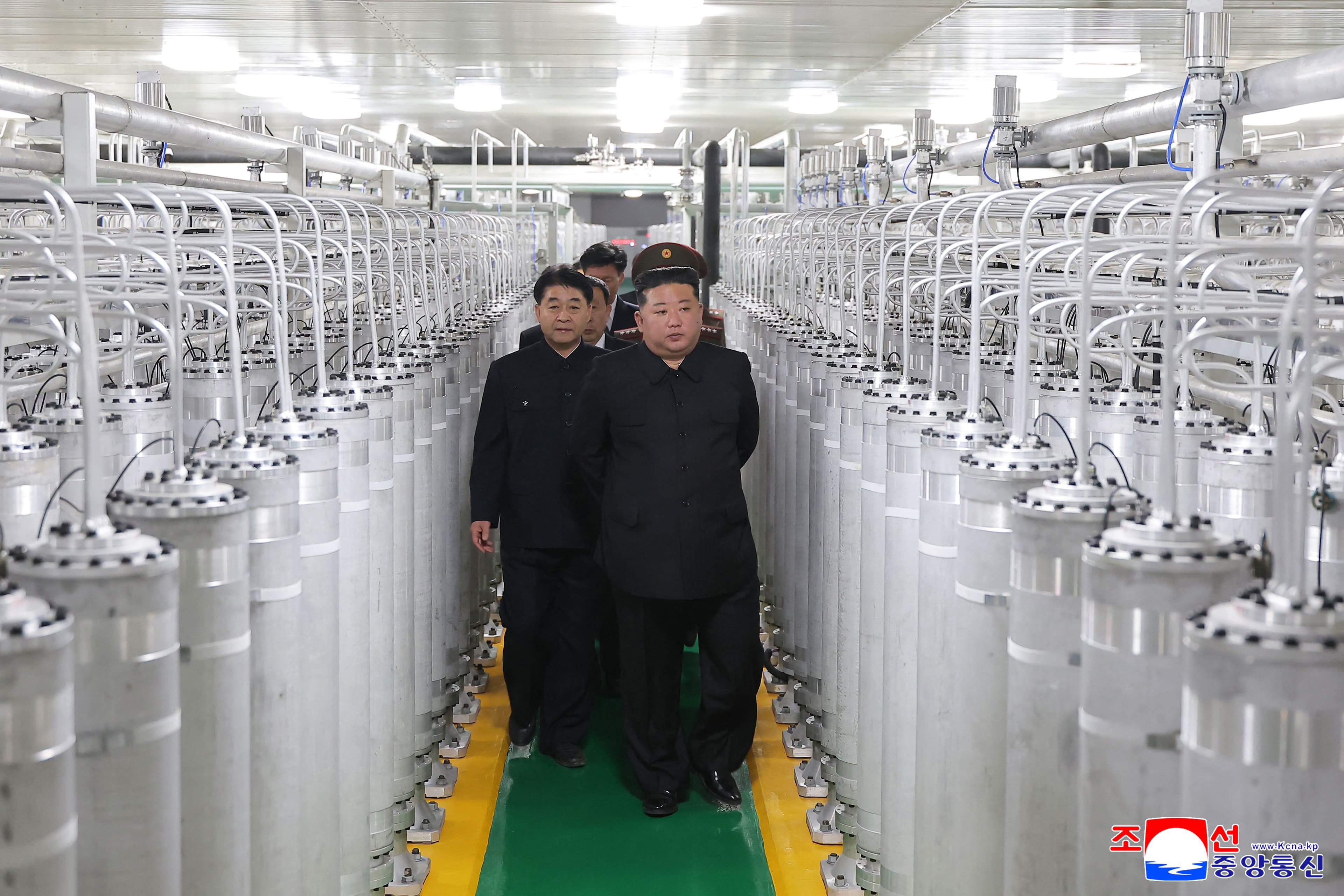 ภาพถ่ายเมื่อวันที่ 3 มิถุนายน 2026 เผยแพร่โดยสำนักข่าวกลางเกาหลี (KCNA) แสดงให้เห็นผู้นำเกาหลีเหนือตรวจเยี่ยมโรงงานผลิตวัสดุนิวเคลียร์ที่เพิ่งเปิดใหม่ ณ สถานที่ที่ไม่เปิดเผยในเกาหลีเหนือ Photo by STR / KCNA VIA KNS / AFP