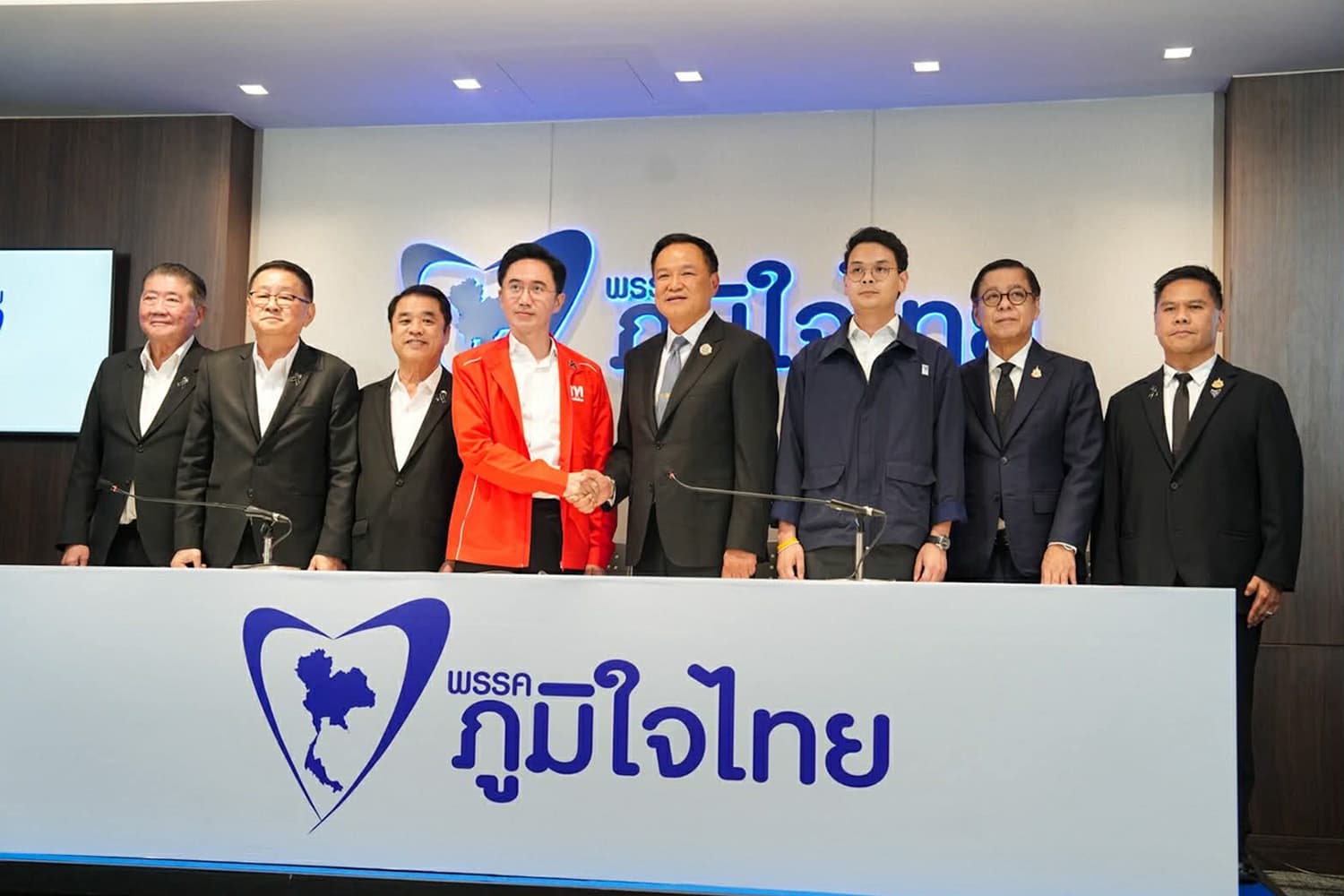 ครม. ลูกเทพสีน้ำเงิน ตีตก รมต.สูงวัย ‘เพื่อไทย’ - ‘กล้าธรรม’ งูเขียวโผล่