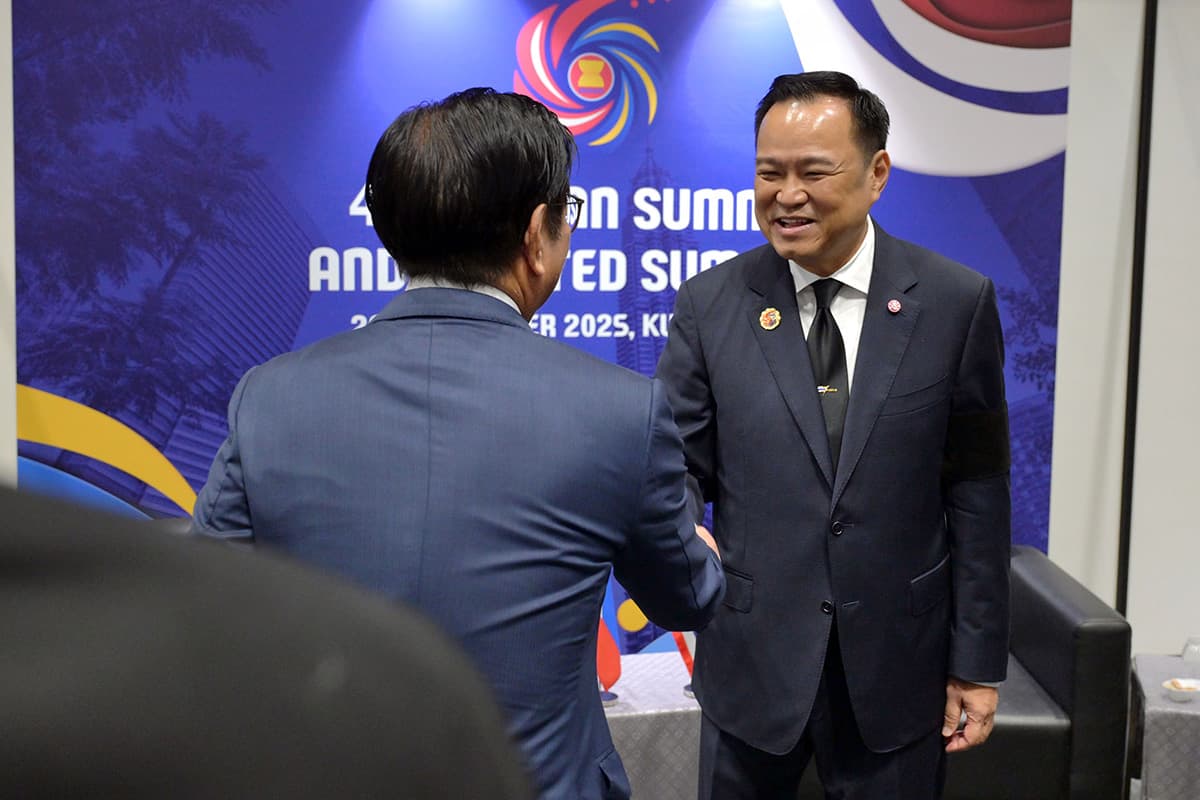 Anutin-the-Prime-Minister-traveled-to-Malaysia-for-a-meeting-SPACEBAR-Photo03.jpg