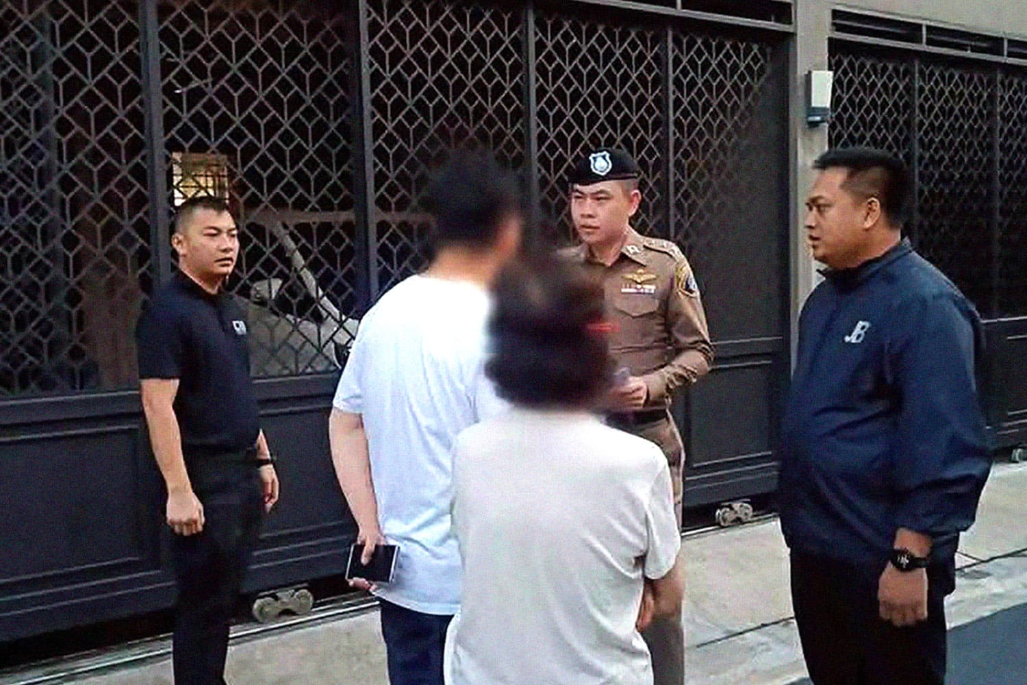 บช.ก. ออกหมายจับ ‘เบน สมิธ – ภรรยา’ ฐานฉ้อโกง-ฟอกเงิน บุกค้น 6 จุด ยึด 13 รายการ