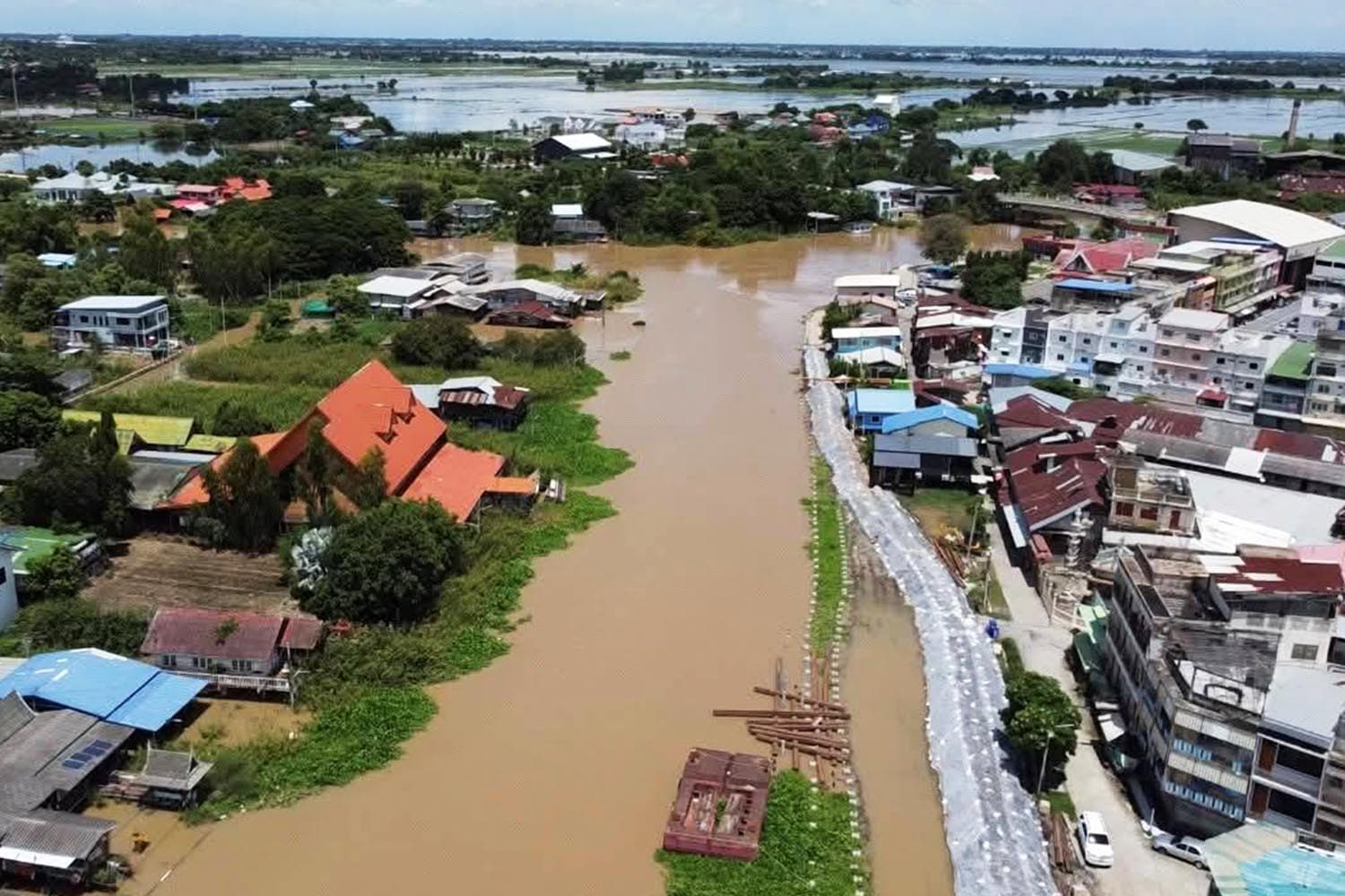 เขื่อนเจ้าพระยาปรับเพิ่มการระบายน้ำ ทำน้ำท่วมสูงขึ้นกระทบชาวบ้านริมฝั่งเดือดร้อน