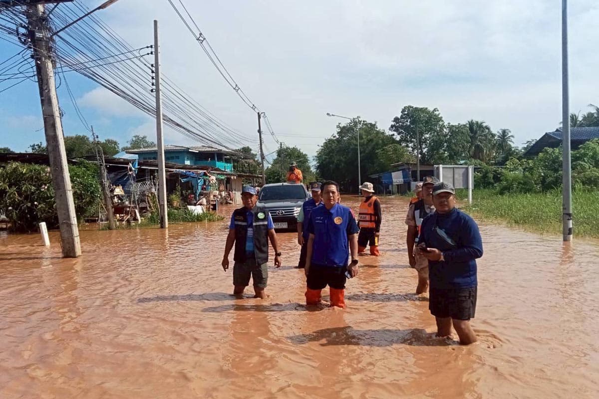 Chao Phraya-Dam-increases-water-discharge-causing-floodwaters-to-rise- affecting-residents-living-along-the-banks-SPACEBAR-Photo01.jpg