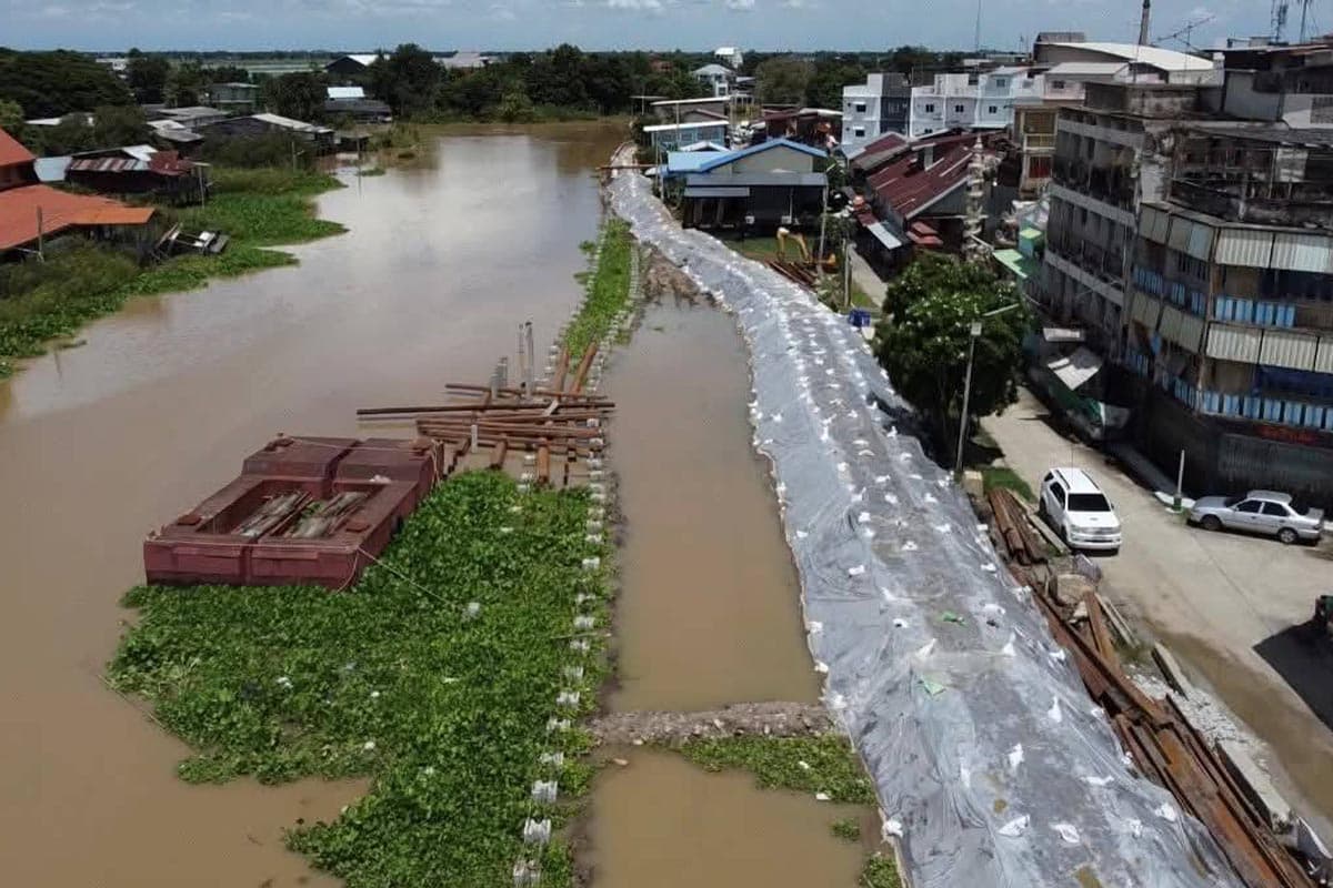Chao Phraya-Dam-increases-water-discharge-causing-floodwaters-to-rise- affecting-residents-living-along-the-banks-SPACEBAR-Photo02.jpg