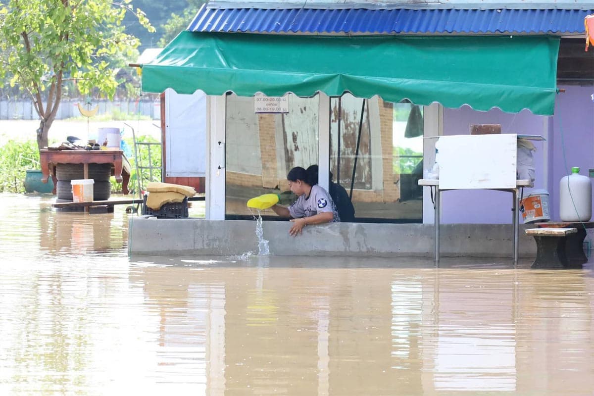 Chao Phraya-Dam-increases-water-discharge-causing-floodwaters-to-rise- affecting-residents-living-along-the-banks-SPACEBAR-Photo03.jpg