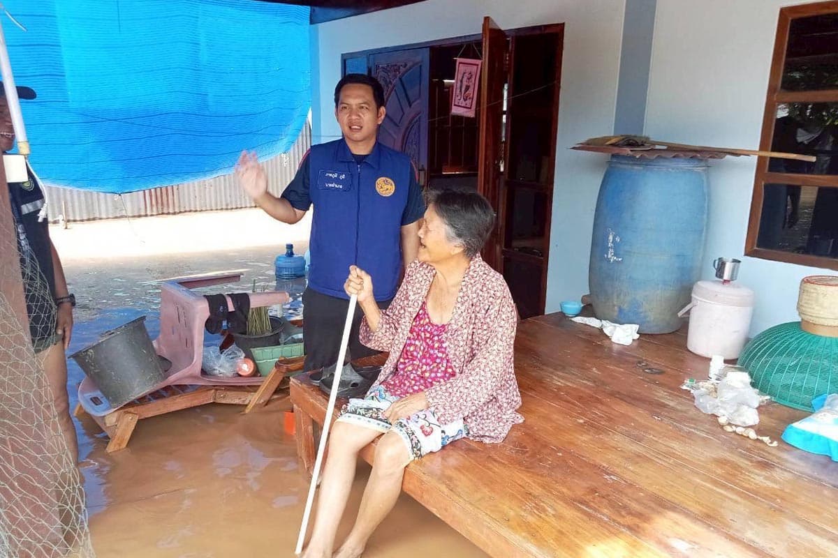 Chao Phraya-Dam-increases-water-discharge-causing-floodwaters-to-rise- affecting-residents-living-along-the-banks-SPACEBAR-Photo04.jpg
