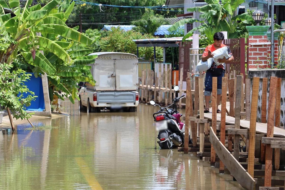 Chao Phraya-Dam-increases-water-discharge-causing-floodwaters-to-rise- affecting-residents-living-along-the-banks-SPACEBAR-Photo05.jpg