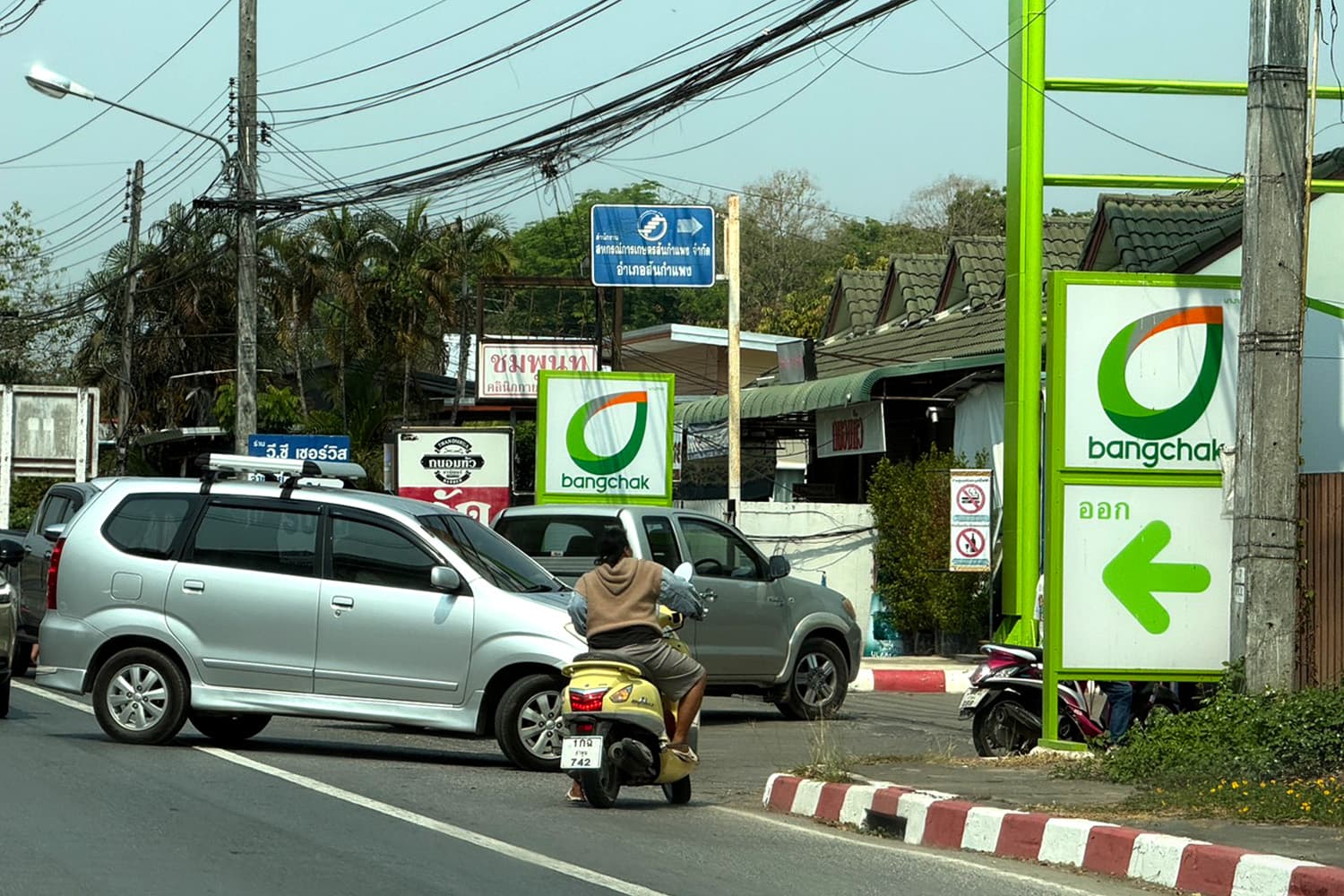 ‘เชียงใหม่’ หวั่นสงครามตะวันออกกลางวิกฤต ทำน้ำมันขาดแคลน-ราคาพุ่ง แห่เติมล้นปั้ม