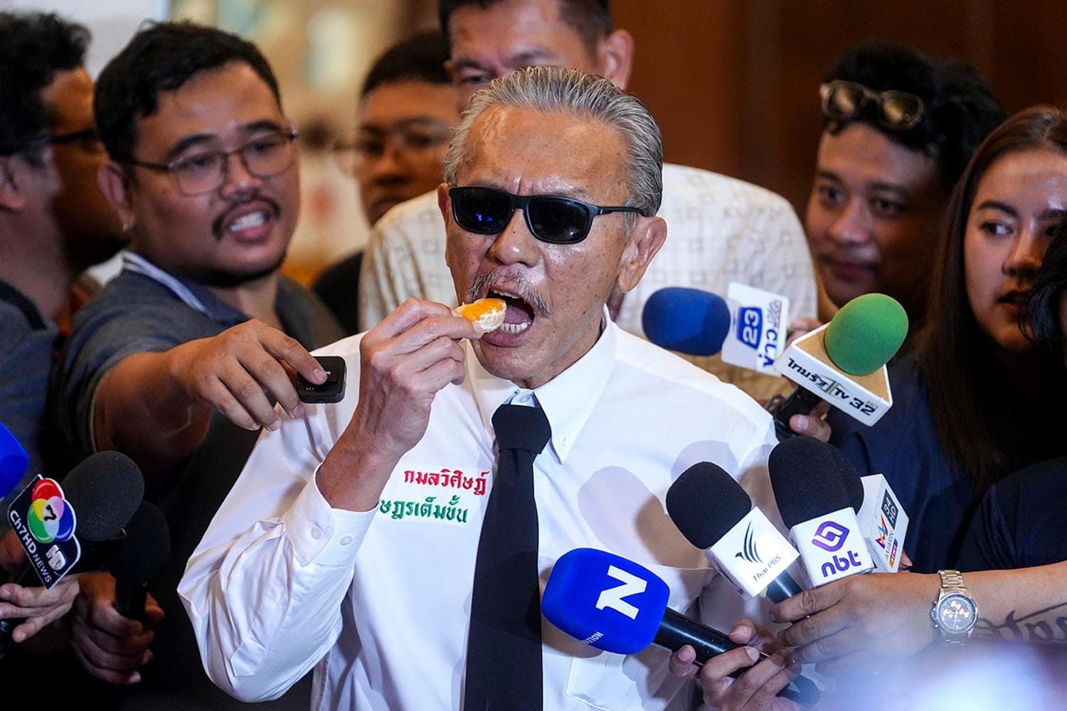 ‘ชูวิทย์’ กินส้มสั่งสอน ‘พรรคส้ม-ธนาธร’ ดีลโหวต ‘อนุทิน’ ปลุกยักษ์ในตะเกียง