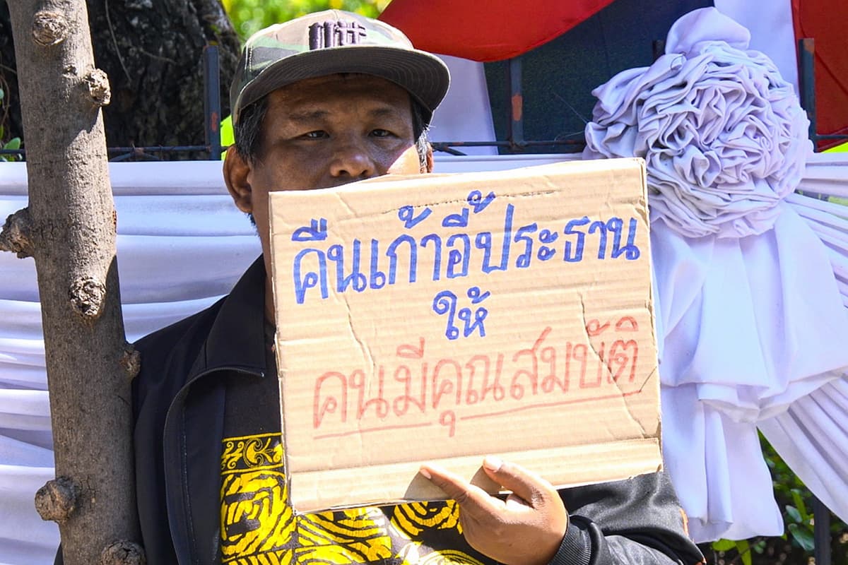 Crowd-Chases-Away-Sarana-Trairat-During-15th-Anniversary-Celebration-SPACEBAR-Photo05.jpg