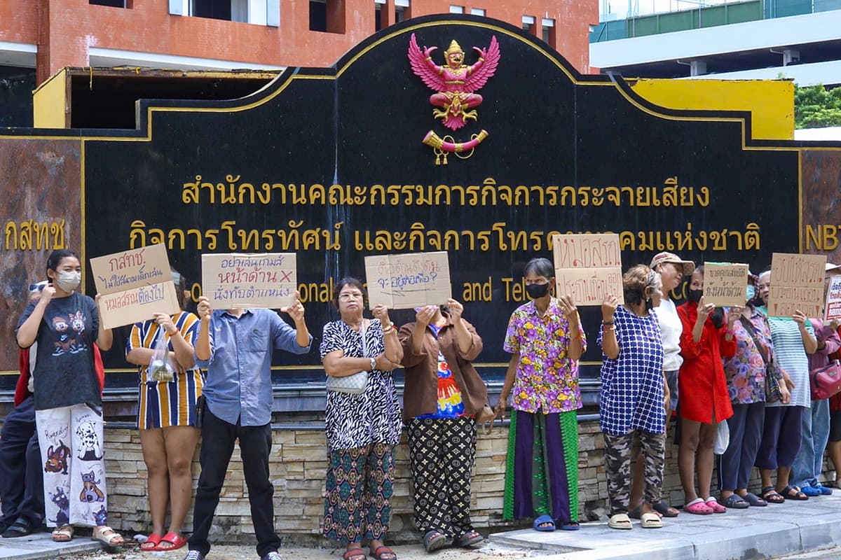 Crowd-Chases-Away-Sarana-Trairat-During-15th-Anniversary-Celebration-SPACEBAR-Photo07.jpg