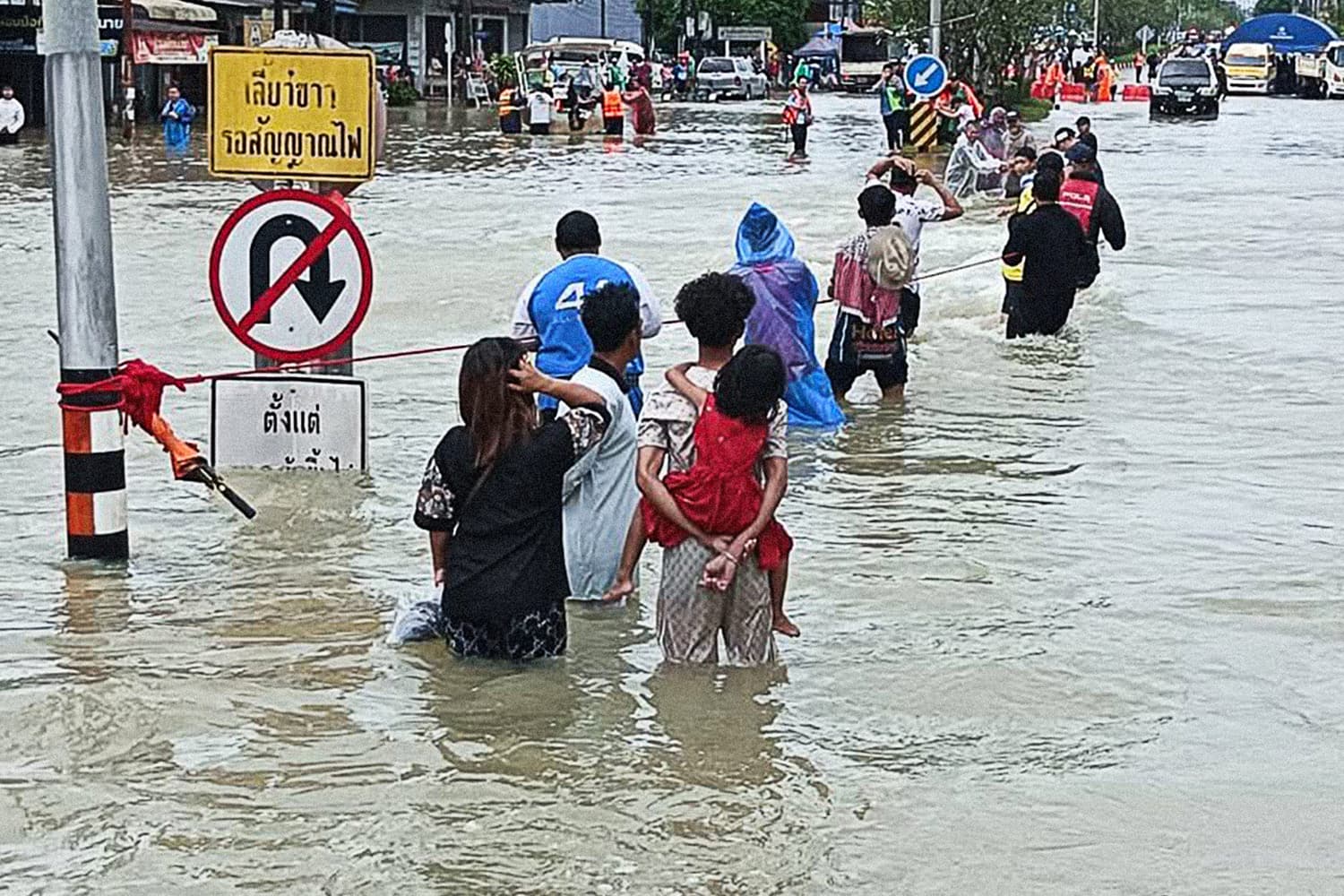 ปภ.รายงานเหตุน้ำท่วม 9 จังหวัดใต้ กระทบประชาชนกว่า 2.19 ล้านคน เสียชีวิตแล้ว 13 คน