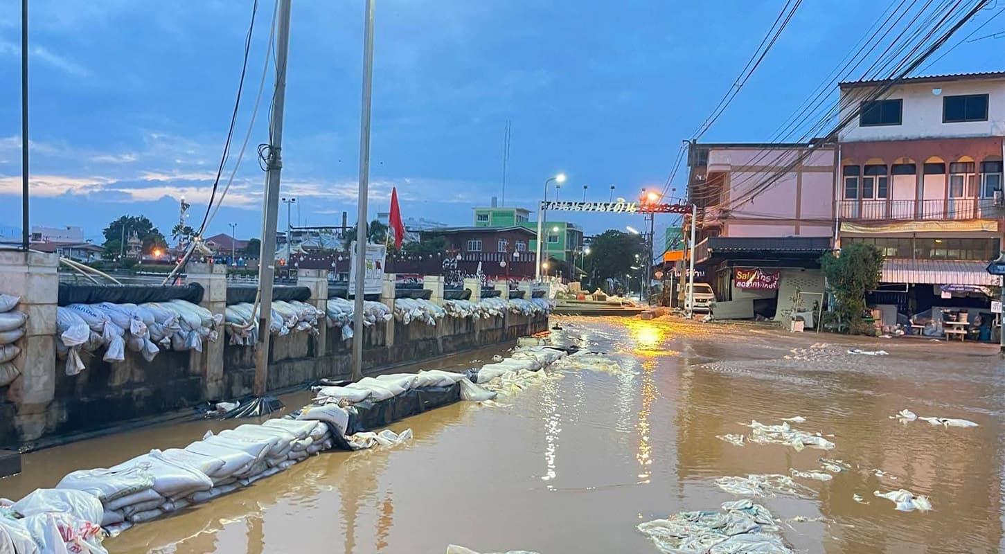 DDPM-updates-flood-situation-in-13-provinces-North-Northeast-and-Central-monitoring-Lom Sak-District-SPACEBAR-Photo02.jpg